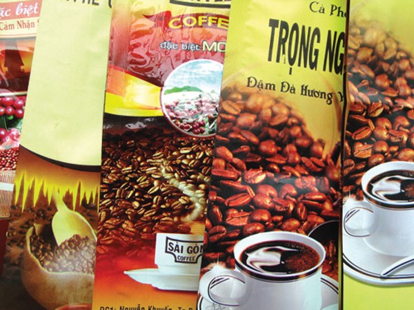 Nguyên liệu cà phê dởm này được nhiều đại lý khắp các tỉnh thành mua về, sau đó đóng gói vào những chiếc bao bì bắt mắt để tiêu thụ ra ngoài thị trường.